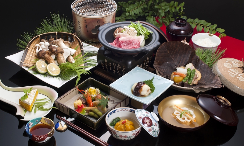 日本黑牛肉和松茸蘑菇怀石料理（秋季至冬季）